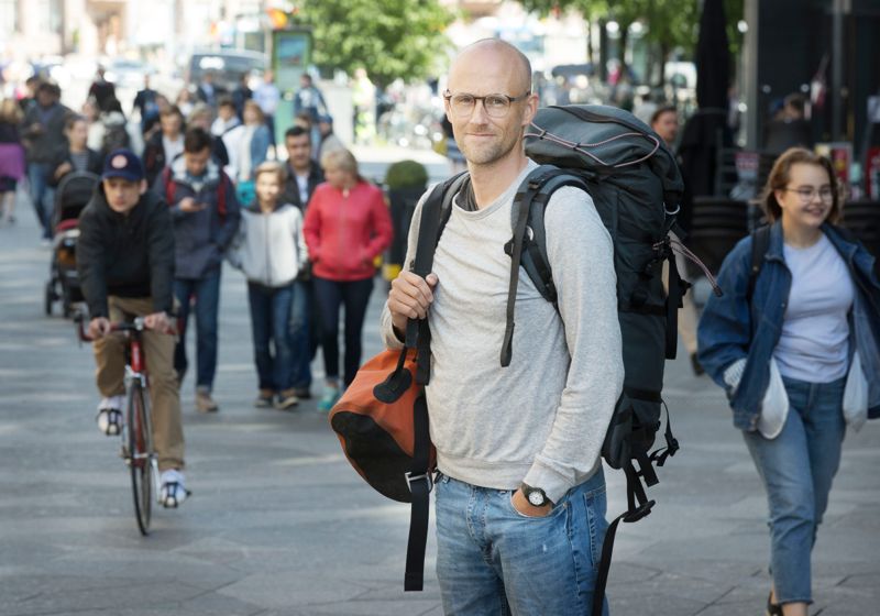 Primus motor. Initiativtagaren till fredslägret Åland 17, Pelle Sunvisson, hade på måndagen vägarna förbi Helsingfors där han tog tåget till Ryssland. Där ska Sunvisson tillbringa sommarsemestern för att lära sig förstå landet bättre. Orsaken till att det planerade svensk-ryska fredslägret hålls på Åland beror enligt honom på att Åland ligger mitt emellan Sverige och Ryssland. "Dessutom har Åland en spännande historia som passar vårt tema eftersom Åland är demilitariserat", säger Sunvisson.