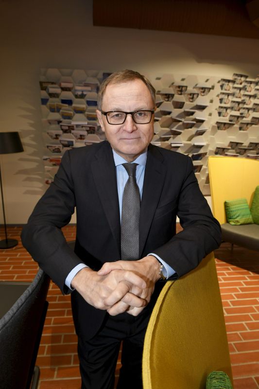 Informationspåverkan. Finlands förre ambassadör i Moskva, Hannu Himanen är starkt kritisk till det svensk ryska fredslägret utanför Mariehamn. "Det är ytterst naivt att tänka sig att man skulle kunna främja freden genom att ordna ett läger med svenskar och ryssar på Åland. Jag ser det här som en rysk operation och ett försök att påverka den allmänna opinionen i såväl Sverige som Finland", säger Himanen.