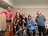 En del av musikerna i Sinfonia Lahti Animal Ensemble som framför Djurens karneval i Raseborg.