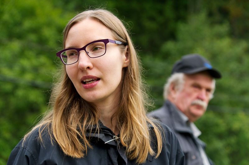 LYCKAT PROJEKT. Kaisa Väistilä är nöjd med utvecklingen vid Ritobäcken och Henrik Lindström, i bakgrunden, gläds åt att åkrarna inte mera blir översvämmade.