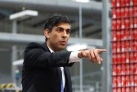 Storbritanniens premiärminister Rishi Sunak svarade på frågor från lokala företagare under ett besök på Coca Cola-fabriken i Lisburn i Nordirland den sista februari.