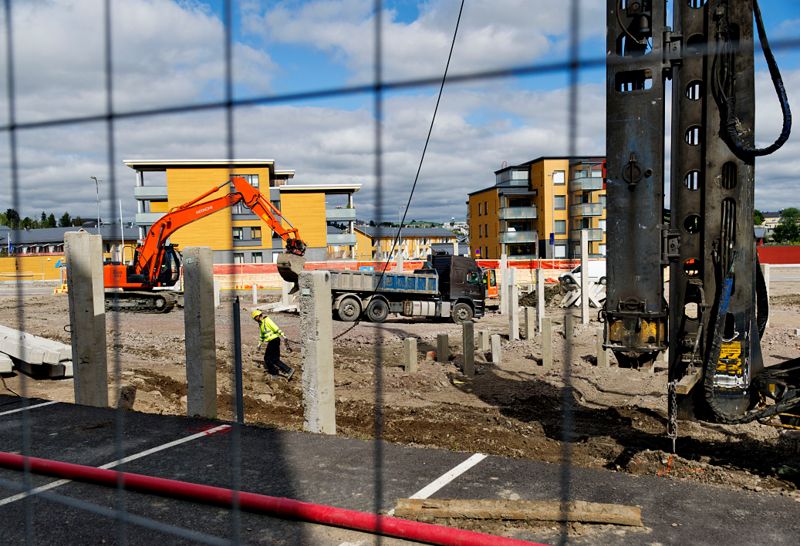 TVÅ AV TIO. Grunden läggs för de första bostadshusen på området Tryffeli innanför Alexandersbågen.