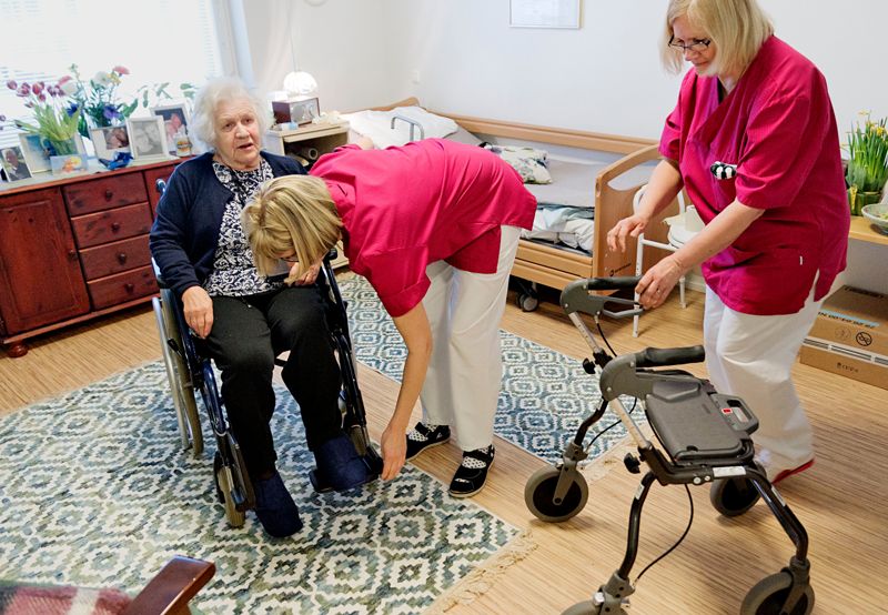 SITTER DU BRA NU? Vårdarna får springa mest hela tiden, speciellt på kvällarna har Greta Grönqvist märkt.