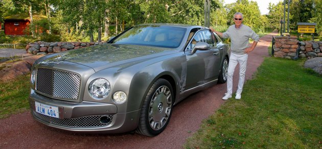 Anders Wiklöf tror att ålänningar känner igen honom när han glider fram på Mariehamns gator i sin Bentley. Däremot ser han inte att polisen skulle vakta honom noggrannare än någon annan invånare. Här poserar han vid ingången till sin egendom, Andersudde. Arkivbild.