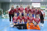 BK: segrande lag i D11-klassen bestod av från vänster uppifrån Sara Lindberg (tränare), Ellen Almark, Leyla Strömborg, Ada Holmberg, Ida Weckström, Kyra Laitinen och Emma Lindroos (tränare), från vänster nerifrån Nadja Tuomolin, Joline Lindström, Ella Strömberg, Lova Lindén och Jessica Helander. Liggande: Saga Holm.