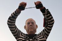 Hundratusentals demonstranter i Israel har tagit till gator och torg för att protestera mot regeringen Netanyahus kontroversiella ”rättsrevolution”, som kritikerna menar att utgör blott en tunn fernissa, ett försök att rädda premiärministern från en sannolik fängelsevistelse.