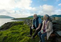 James Cosmo och Bríd Brennan som pensionerad sjökapten och hans hemvårdare.
