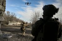 Ukraina har orsakat stora skador med drönare. Här manövrerar två ukrainska soldater en drönare utanför staden Bakhmut.