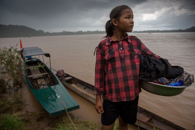Mycket av invånarnas dagliga liv kretsar kring floden Mekong. Fiskarna beger sig dagligen ut för att pröva sin lycka, och byborna tvättar också sina kläder i floden.