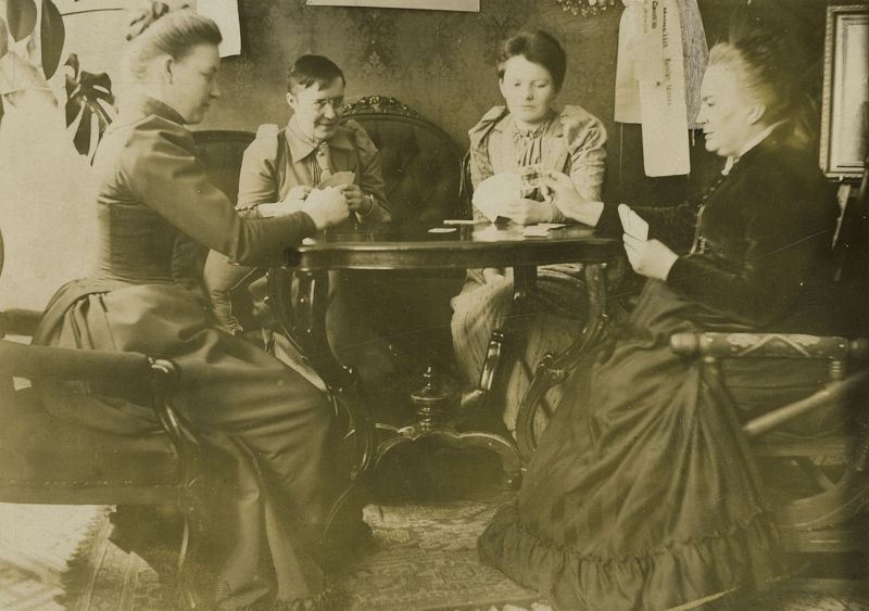 Kortspel. Minna Canth (längst till höger) spelar skruv med Maiju Canth, Alma Tervo och Hanna Guseff (längts till vänster):