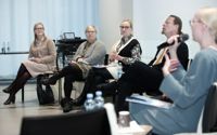 Eva Biaudet (SFP), Saara Hyrkkö (grön), Eeva-Johanna Eloranta (SDP), Juha Eerola (PS) och Minja Koskela (Vf) diskuterade litteraturpolitik på Ode.