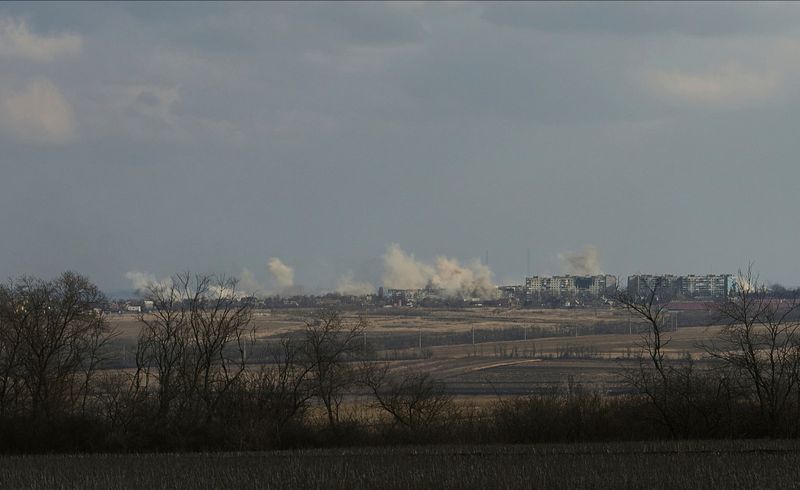 Rök stiger från stora delar av ukrainska Bachmut, sett från avstånd den 5 mars.