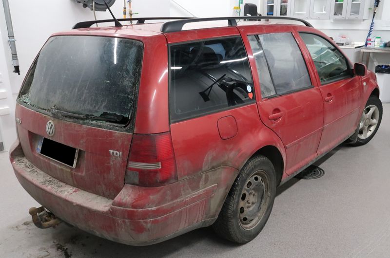 Polisen vill ha tips om den här bilen, en röd Volkswagen Golf.