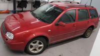 Polisen vill ha tips om den här bilen, en röd Volkswagen Golf.