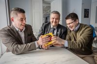 Mikko Ollikainen (t.h.) och Anders Norrback (i mitten) sitter på varsitt SFP-mandat i riksdagen. Christoffer Ingo (t.v.) utmanar dem, i en debatt om bland annat vargfrågan och regeringsmedverkan.