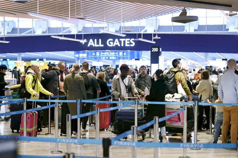 Människor från hela världen passerar Helsingfors-Vanda flygplats varje dag. Flygplatsprästen Hanna Similä är redo för dem.