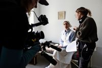 Arcada-studeranden på filminspelning i Borgågården. Regissören Victoria Forsman (till höger) regisserar skådespelaren Catarina Korkman medan fotografen Matilda Hagnäs förbereder sig inför nästa tagning.
