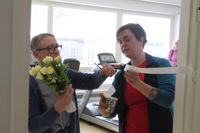 Fredrika Åkerö (t.h) assisterar Suvi Seppänen när bandet ska klippas.
