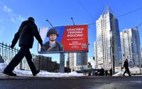 En affisch i S:t Petersburg hyllar de ryska soldaterna som krigar i Ukraina. 