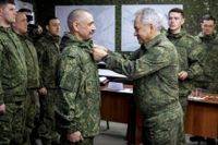 Rysslands försvarsminister Sergej Shoigu delar ut medaljer till ryska befäl i Ukraina. Många ryska soldater i kriget dör av alkohol och andra orsaker än strid.