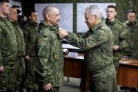 Rysslands försvarsminister Sergej Shoigu delar ut medaljer till ryska befäl i Ukraina. Många ryska soldater i kriget dör av alkohol och andra orsaker än strid.
