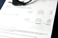 Att försöka slingra sig ur ett dyrt elavtal på felaktiga premisser innebär avtalsbrott, påpekar elbolagen. De har hittills stött på en del försök.