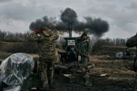Ukrainska soldater ger artillerield mot ryska ställningar i Bakhmut på tisdagen.