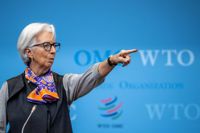 Christine Lagarde, chef för centralbanken ECB, tvingas gå lindans då det gäller att stävja inflationen utan att krascha ekonomin eller trigga en finanskris.