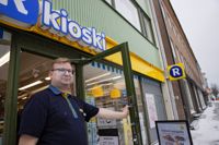 Joni Grundström är R-kioskens nya köpman i Karis. Dörren står öppen sju dagar per vecka.