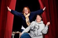 Petra Kaske (t.v.) och Jeanette Lönn arrangerar disco för danssugna över 50 år i Hammars.