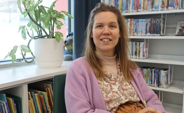 Konstnären Essi Ruuskanen har planerat det nya konstverket i Sjundeå bibliotek tillsammans med Anna Enckenberg och Mari Sarviaho.