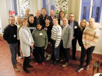 Kasper Nyberg, Nina Kalk, Monica Ståhls-Hindsberg, Jan Axberg, John Pelkonen, Thomas Elfgren, Paulina Hannus, Mikael Söderström, Karin Hannus, Seppo Ijäs, Maj Ilola, Mikaela Nylander, Jussi Sjöström, Ari Ampuja, Marica Nordman och handledaren Jennifers deltog i Dialogcaféet på Grand.