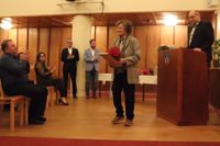Inger Roos-Westerlund fick ett hedersomnämnande och applåderas av fr.v. kulturnämndens ordförande Kai Kankaristo och kulturdirektör Jennika Friman (båda sittande), bildningsnämndens ordförande Mathias Bilenberg och stadsdirektör Denis Strandell (i bakgrunden), samt ungdoms- och idrottschef Tommy Gröndahl (längst t.h.).