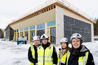 Alla inblandade i projektet med att bygga en ny räddningsstation i Sibbo berömmer samarbetet med de andra. från vänster: Vd för huvudentreprenören Asura Terho Pietarinen, räddningsdirektör vid Östra Nylands räddningsverk Mika Kynsijärvi, projektchef och byggingenjör Karolina Blomqvist-Wiik och arkitekten och huvudplaneraren Pekka Salmi.