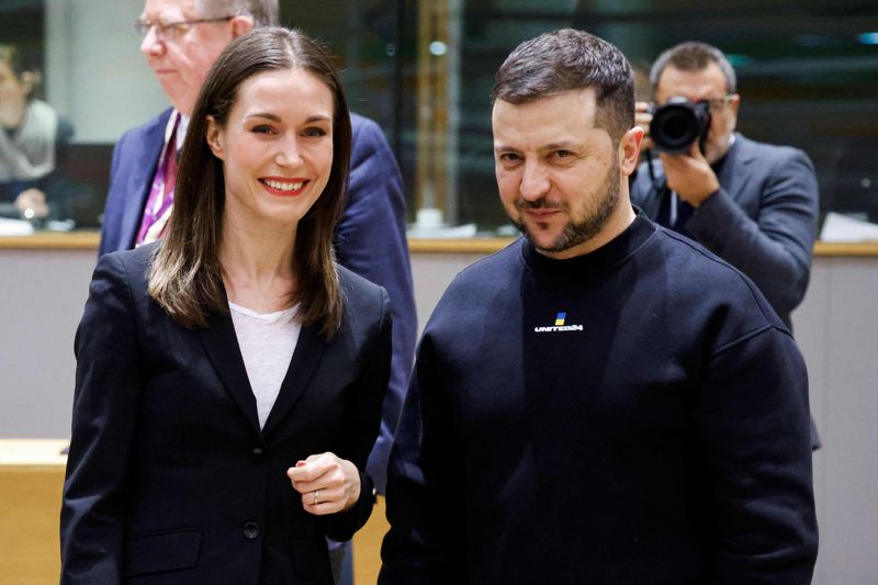 Statsminister Sanna Marin och Ukrainas president Volodymyr Zelenskyj träffades i Bryssel i februari 2023 då Zelenskyj var inbjuden som hedersgäst på ett EU-toppmöte.