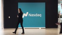 På fredagsmorgonen rasade storbanker på europeiska börser – inklusive svenska Nasdaq. Arkivbild.
