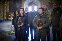 Statsminister Sanna Marin och Volodymyr Zelenskyj deltar i en minnesstund i Kiev för den 27-åriga ukrainska krigshjälten Dmytro Kotsiubailo som dog den 7 mars i striderna om Bachmut. Bilden är tagen av den ukrainska presidentens presskansli.