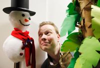 Pentti Kinosmaa bekantar sig med en snögubbe i Teatteri Soittorasias förråd.