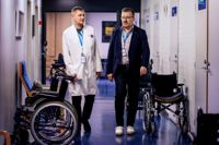 Avdelningsläkare Matti Lehesjoki och ledande överläkare Kalevi Hietaniemi kunde se att de ukrainska männens rörlighet och motorik blev betydligt bättre under rehabiliteringen.