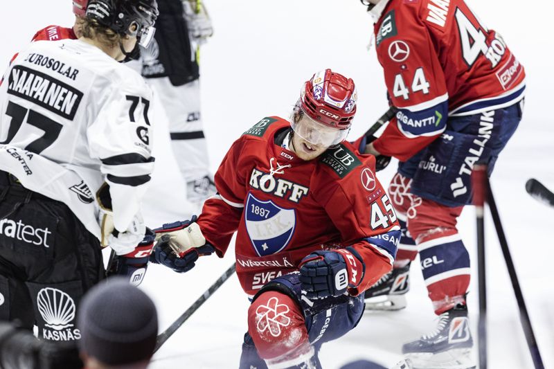 Micke-Max Åsten fick ris av tränare Peltonen.