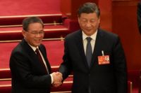 Li Qiang (till vänster) utsågs på lördagen till ny premiärminister i Kina och gratulerades av presidenten Xi Jinping.