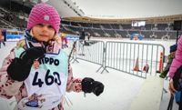 Alla är vinnare i barnens hippolopp på Olympiastadion. Lumi Pekonen från Esbo fick medalj efter ha skidat sitt lopp på 300 meter.