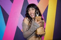 Loreen med statyetten Sångfågeln efter att hon vunnit finalen i Melodifestivalen.