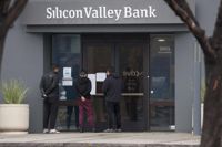 Amerikanska myndigheter utlovade åtgärder för att skydda kunderna hos Silicon Valley Bank på söndagen. 