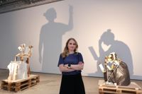 Skuggskulptören Anni Laukka, som har studerat vid Novia i Jakobstad, har sett ett av sina konstverk, The unglory III, till höger, spridas på sociala medier – men med referenser till fel konstnär.