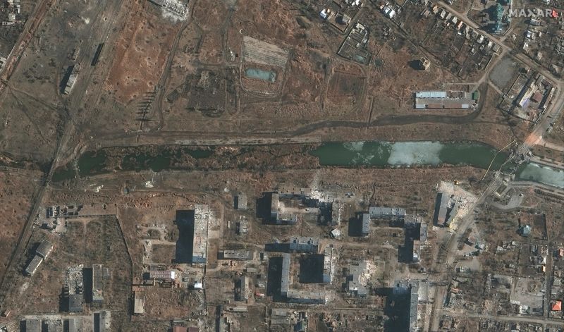 Bachmut delas av floden Bachmutovka. Den här satellitbilden som togs i måndags för en vecka sedan (den 6 mars) visar hur broar över floden har förstörts.