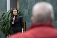 Under måndagen besökte statsminister Sanna Marin (SDP) Österbotten, däribland Karleby och Vasa. På bilden möter hon väljare på stadsbiblioteket i Karleby.