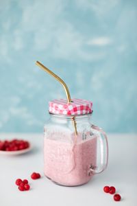 Vardagsgott. Kika in i frysen och använd sommarens bär till en god smoothie.