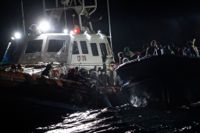 Migranter på väg mot Italien räddas efter att ha hamnat i sjönöd utanför den sydligt belägna ön Lampedusa. Arkivbild.