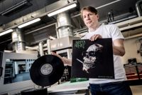 Lupu Pitkänen och en färskpressad vinylskiva.
